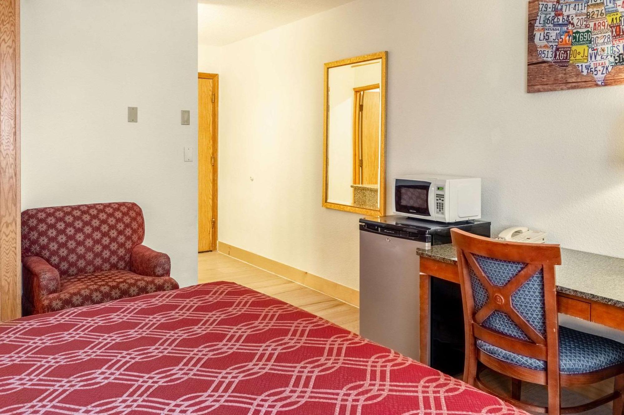 Econo Lodge Inn & Suites Мадрас Экстерьер фото
