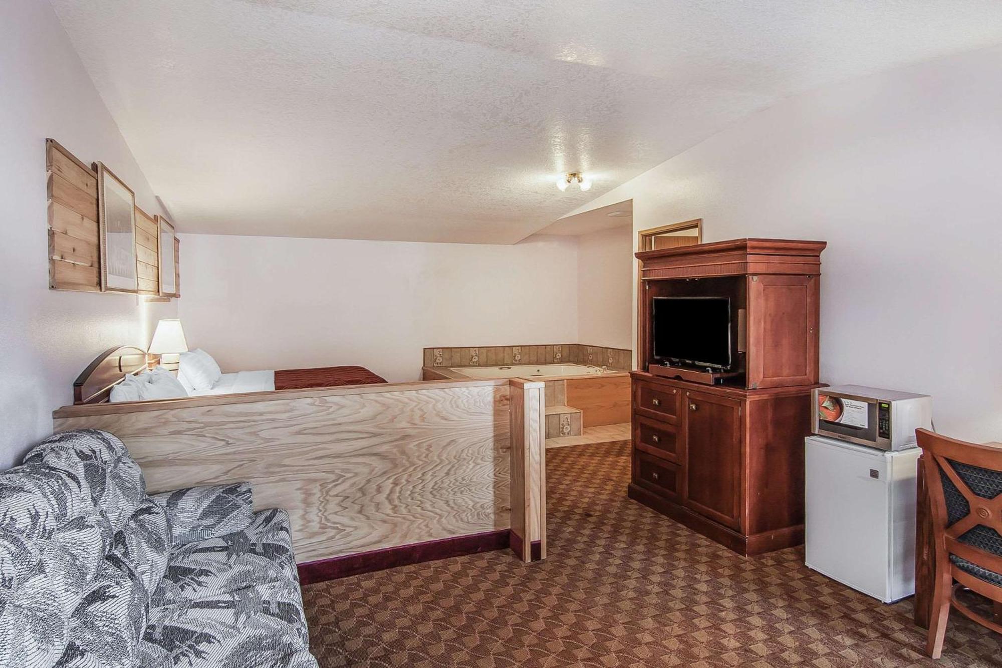 Econo Lodge Inn & Suites Мадрас Экстерьер фото